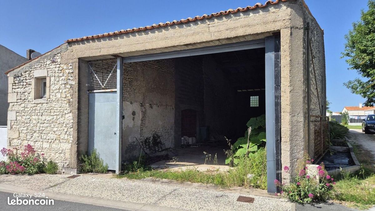Parking 120 m² · à Semussac · 120 m² · 69 000 €