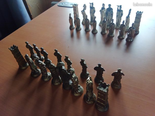 Pièces D'échecs En Métal Argenté Et Doré - Thème Mythologie Romains Vs Gaulois