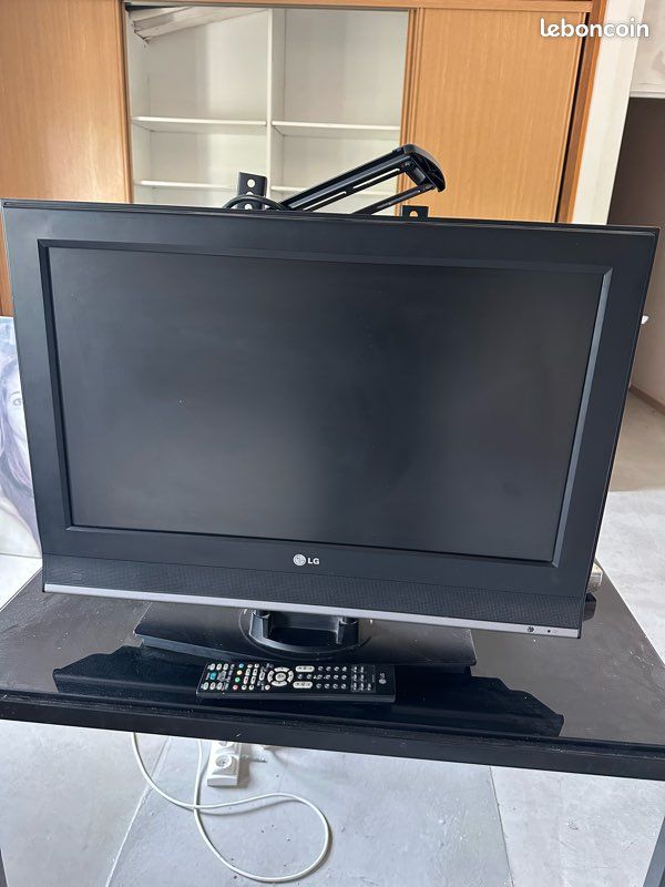 Téléviseur LG, 66 cm avec support mural (image 1)