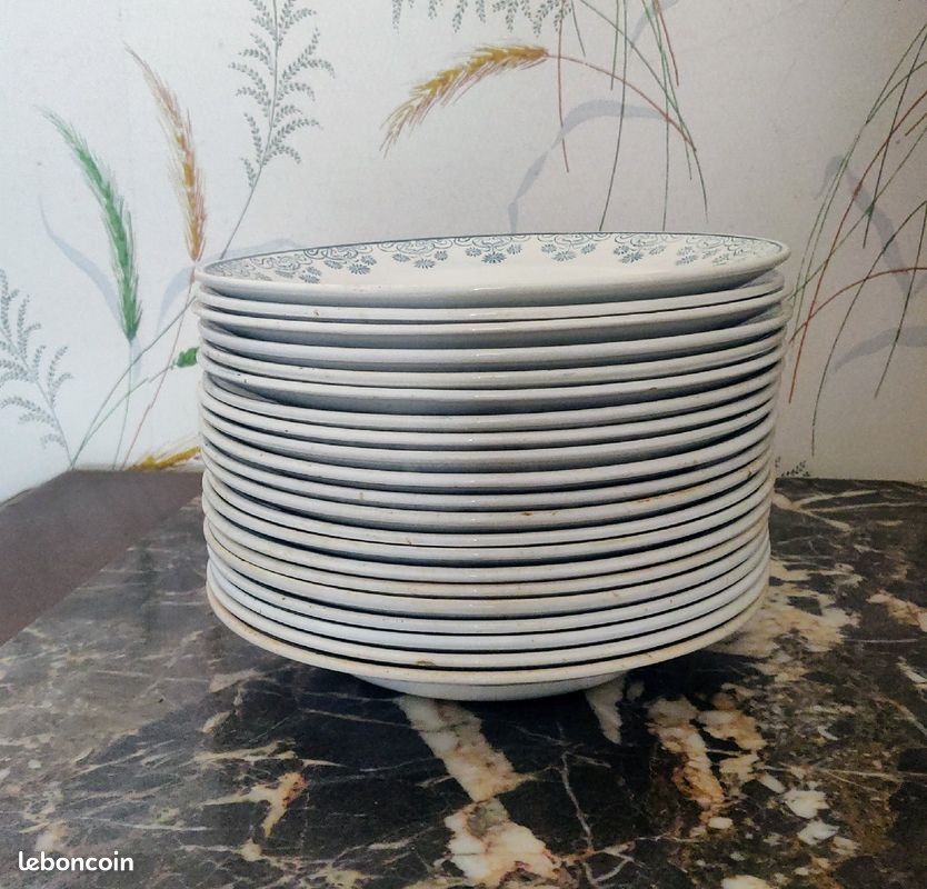 Lot assiettes retros, blanches avec frise bleu fleurs (image 4)