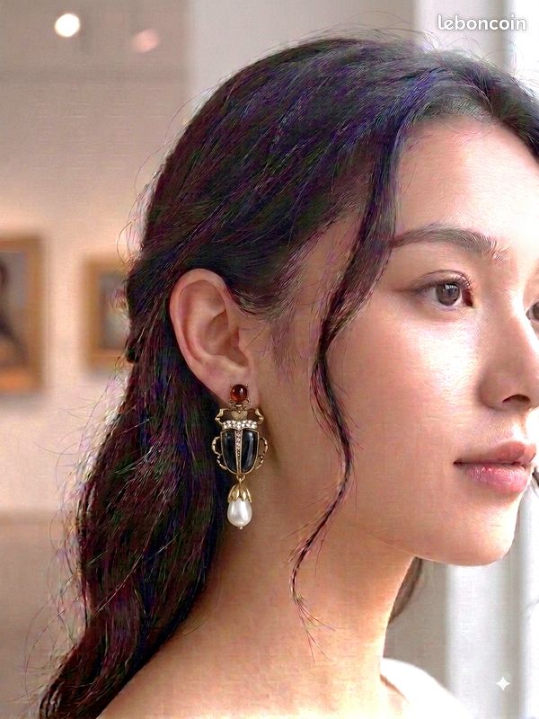 Boucles pendantes scarabée doré, pierre noire et perle goute (image 3)