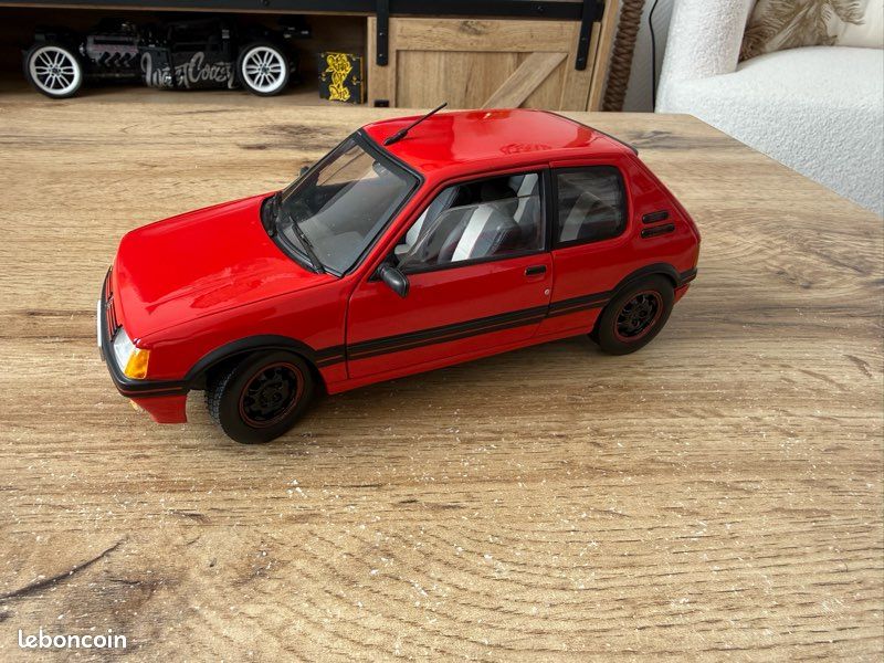Ottomobile 1:18 Peugeot 205 CTi rouge OT600 modèle voiture