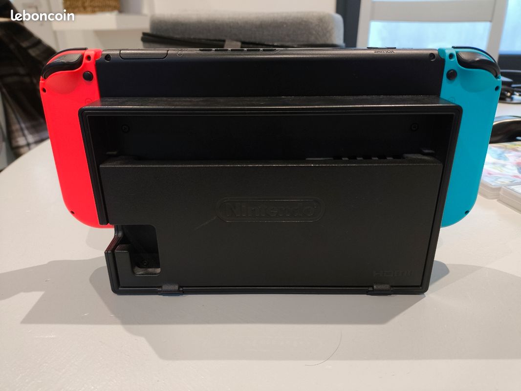 Nintendo Switch + manette pro + 2 jeux + accessoires et sacoche (image 3)