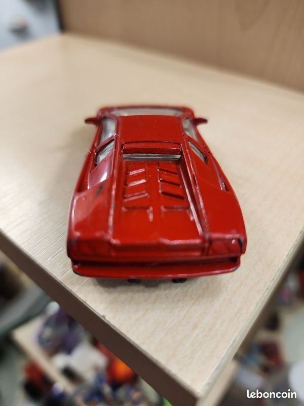 Lamborghini Countach miniature, fabrication Made in England, avec carrosserie en métal, peinture rouge et intérieur blanc (image 7)