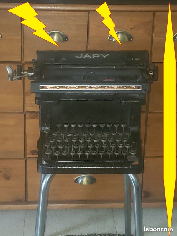 Machine à écrire rétro aux couleurs vives avec clavier et boutons Machine à écrire rétro aux couleurs vives avec clavier et boutons