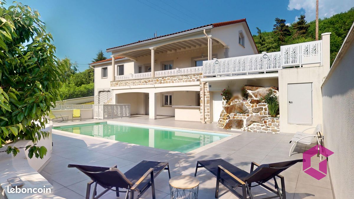Maison 9 pièces 294 m² · à Le Chambon-Feugerolles · 294 m² · 569 000 €