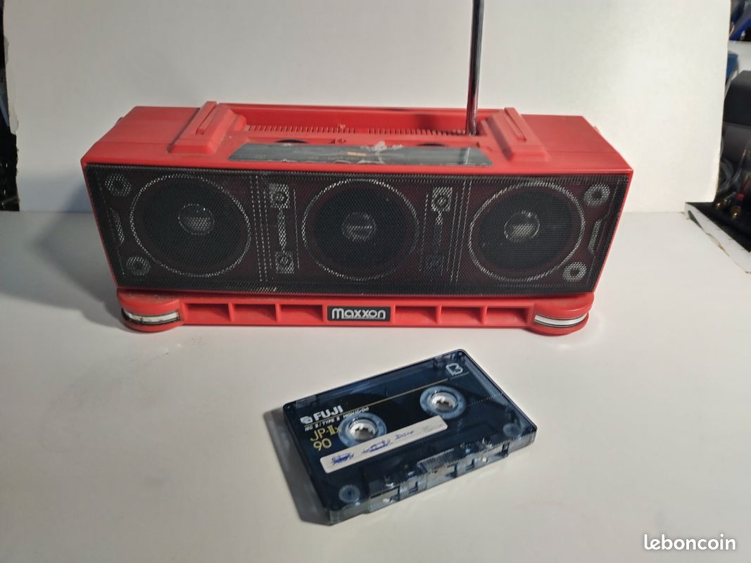 Magnétoscope Stéréo Portable Rétro De 80s. Avec Casque Et Cassette Audio 2r0pffp