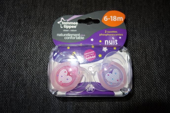 Sucette nuit bébé phosphorescente silicone sans BPA 43252 mois TOMMEE  TIPPEE : le lot de 2 à Prix Carrefour