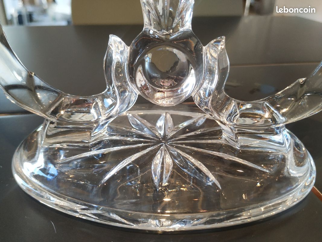 Bougeoir en cristal vintage. A 3 branches en forme de volutes. Base étoilée. Long. 21 cm. TB état (image 5)