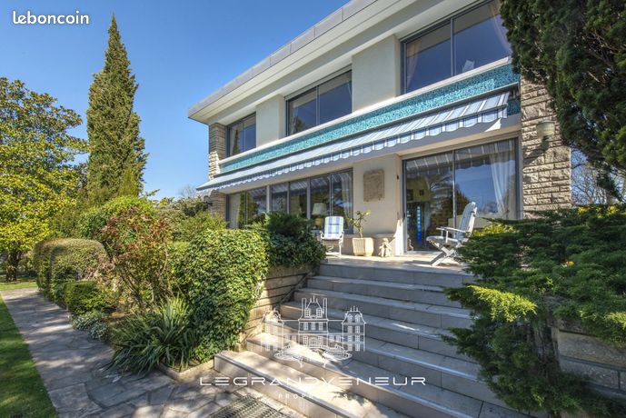 Maison 9 pièces 240 m²