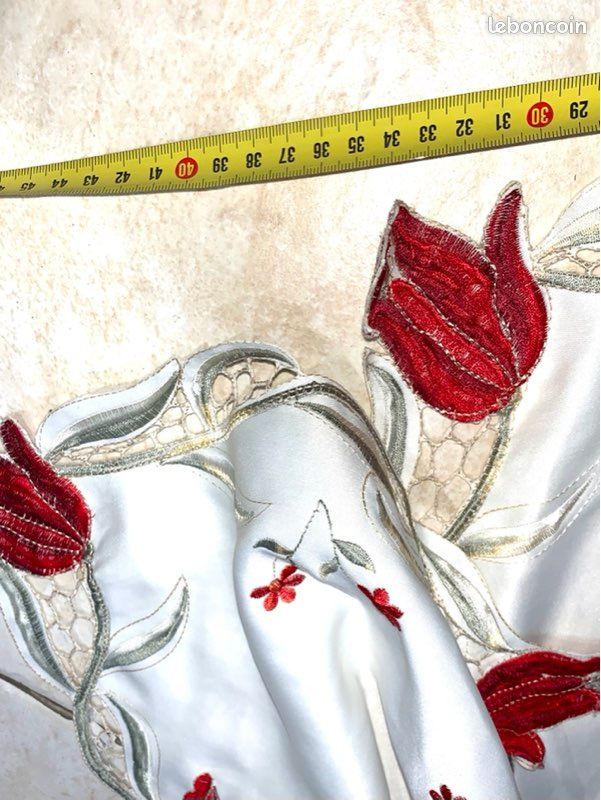 Long chemin de table crème motifs fleurs pourpre brodées (image 9)
