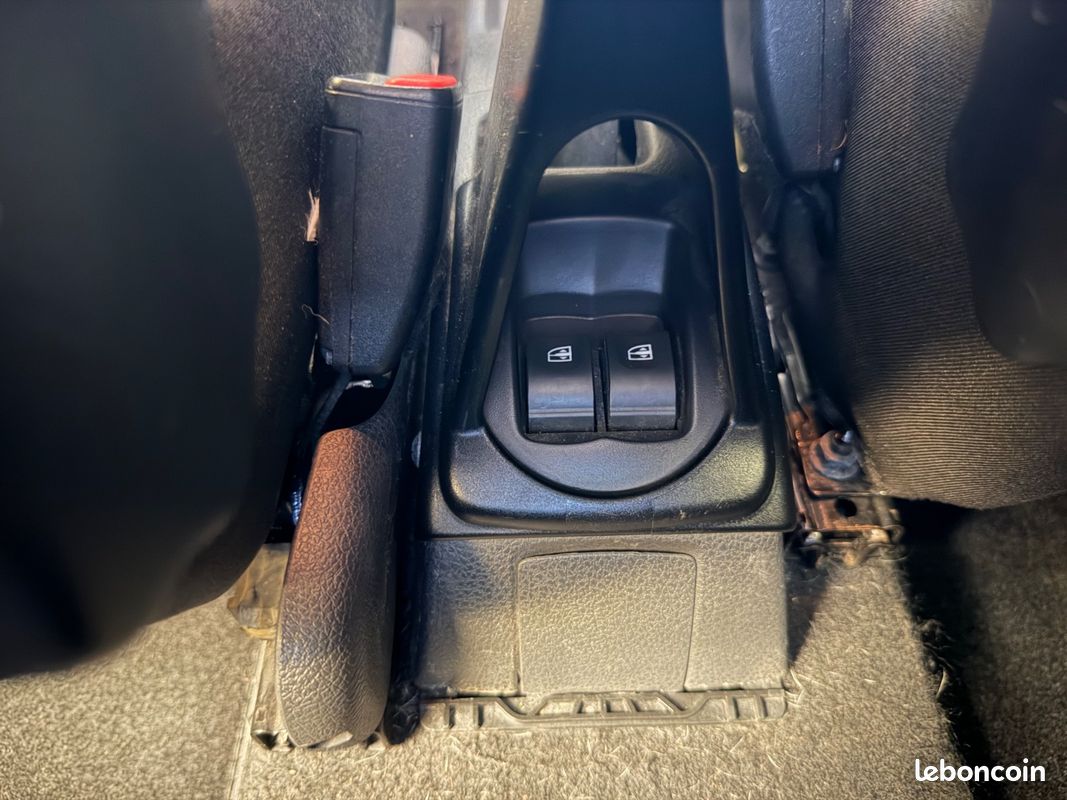 DACIA LOGAN MCV TCe 90 Ambiance / Ecran / Régulateur et limiteur de vitesse / Distribution / (image 20)