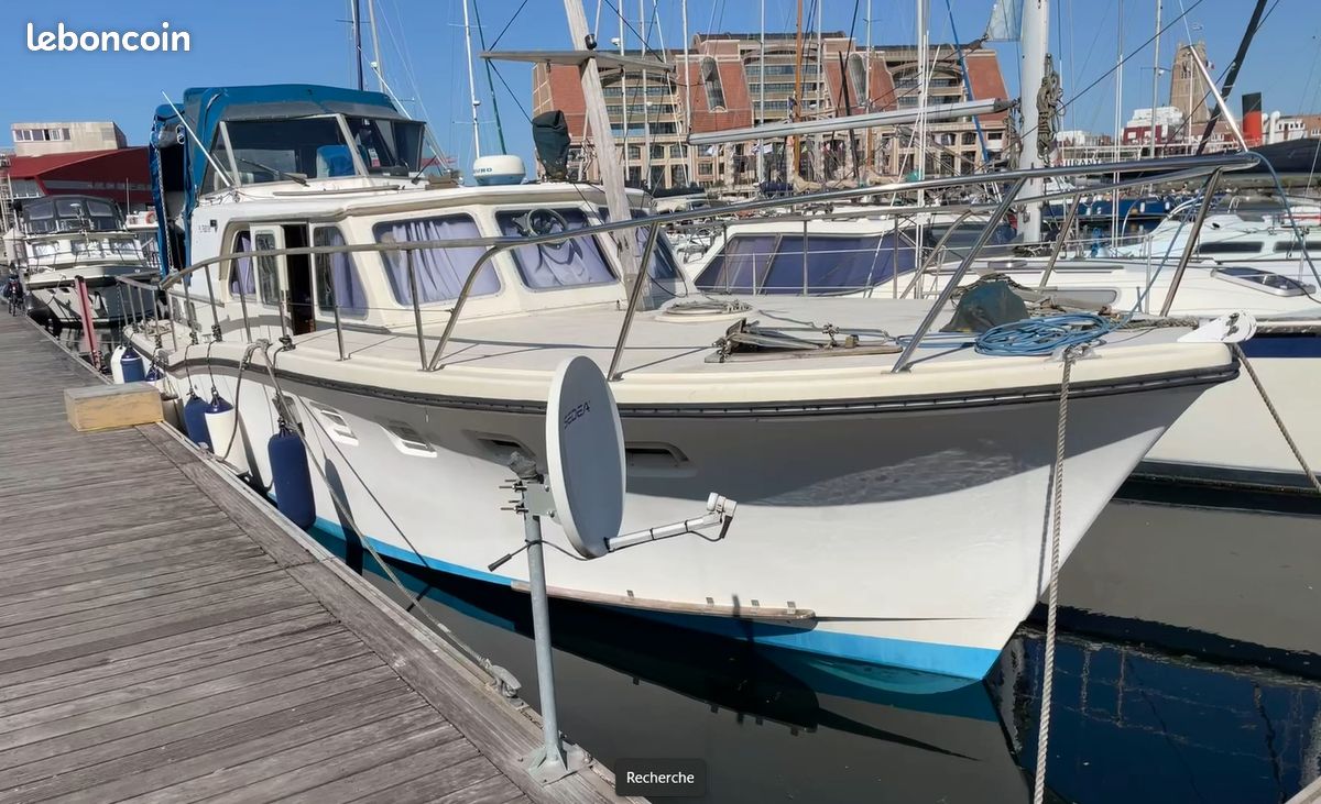 Bateau moteur 12m (image 1)