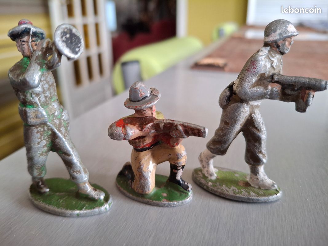 QUIRALU soldat français au front a genoux avec jumelles WWII