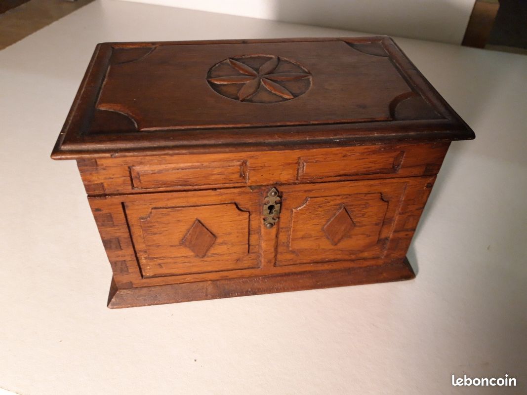Ancienne Boîte à Bijoux En Bois Sculpté Avec Décor De Roses - Occasion, Vintage