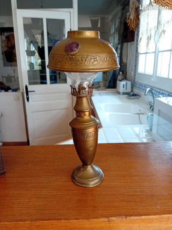 Petite lampe à pétrole ancienne (image 2)