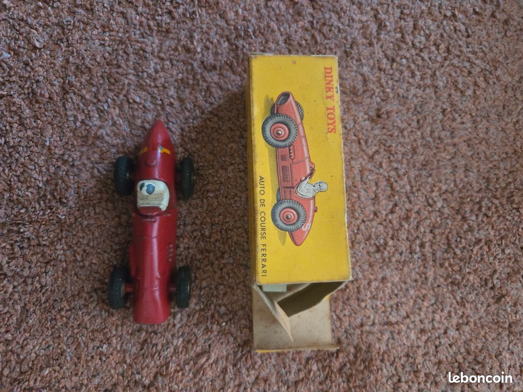DINKY TOYS n°23J Ferrari rouge monoplace - Collection