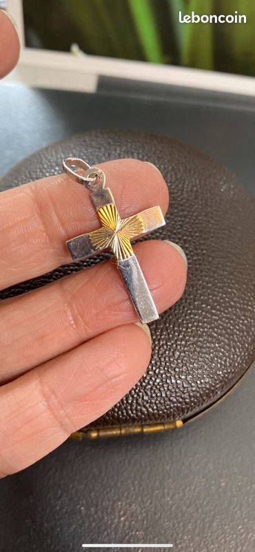 Pendentif Croix En Argent Ouvragé - Occasion En état Comme Neuf - Bijou Fin Et Détaillé