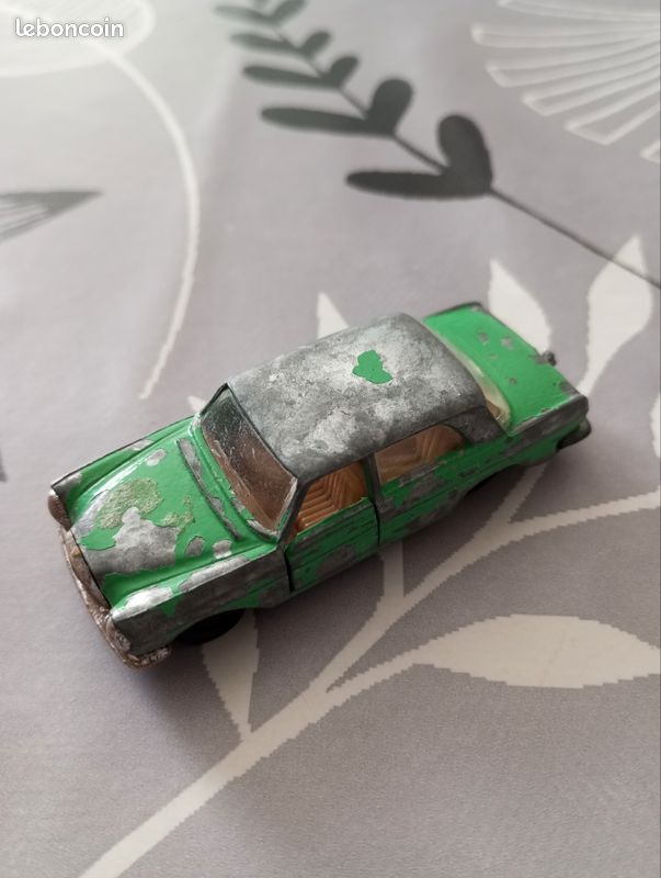 Majorette Mercedes Bleu 280 SE Avec Voilier – Collection France 1:55 – Boîte Cristal