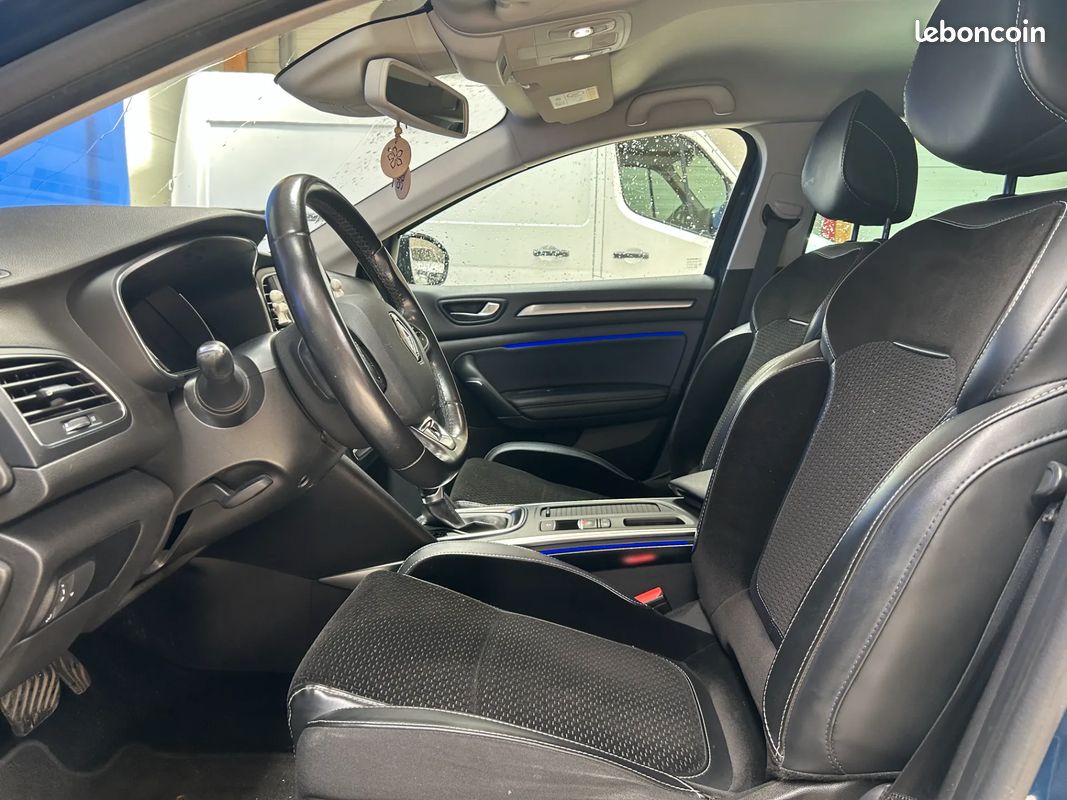 RENAULT Megane 1.3 140ch INTENS - 2020 - CarPlay - Boîte auto - Attelage - Caméra De Recul - Régulateur - Lumière D'Ambiance - Carte Main Libre (image 9)