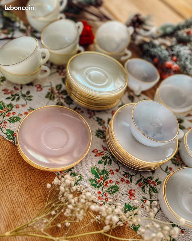 Lot Vintage Arcopal Opaline - Ensemble à Café Décor Fraise Et Mûre - Incomplet Mais Charmant
