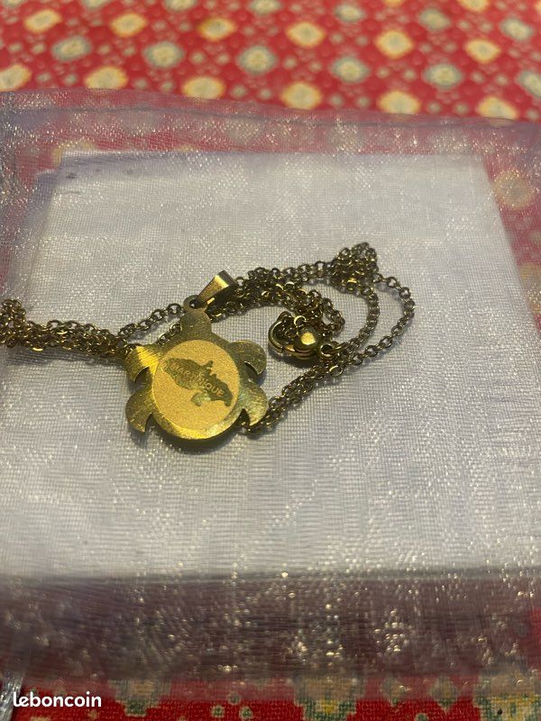 Collier doré avec médaillon de la Martinique (image 11)