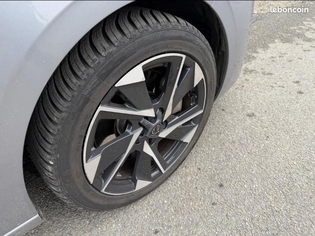 Peugeot 308 PHEV 180ch Allure Pack / NAVIGATION + CAR PLAY (image 5)