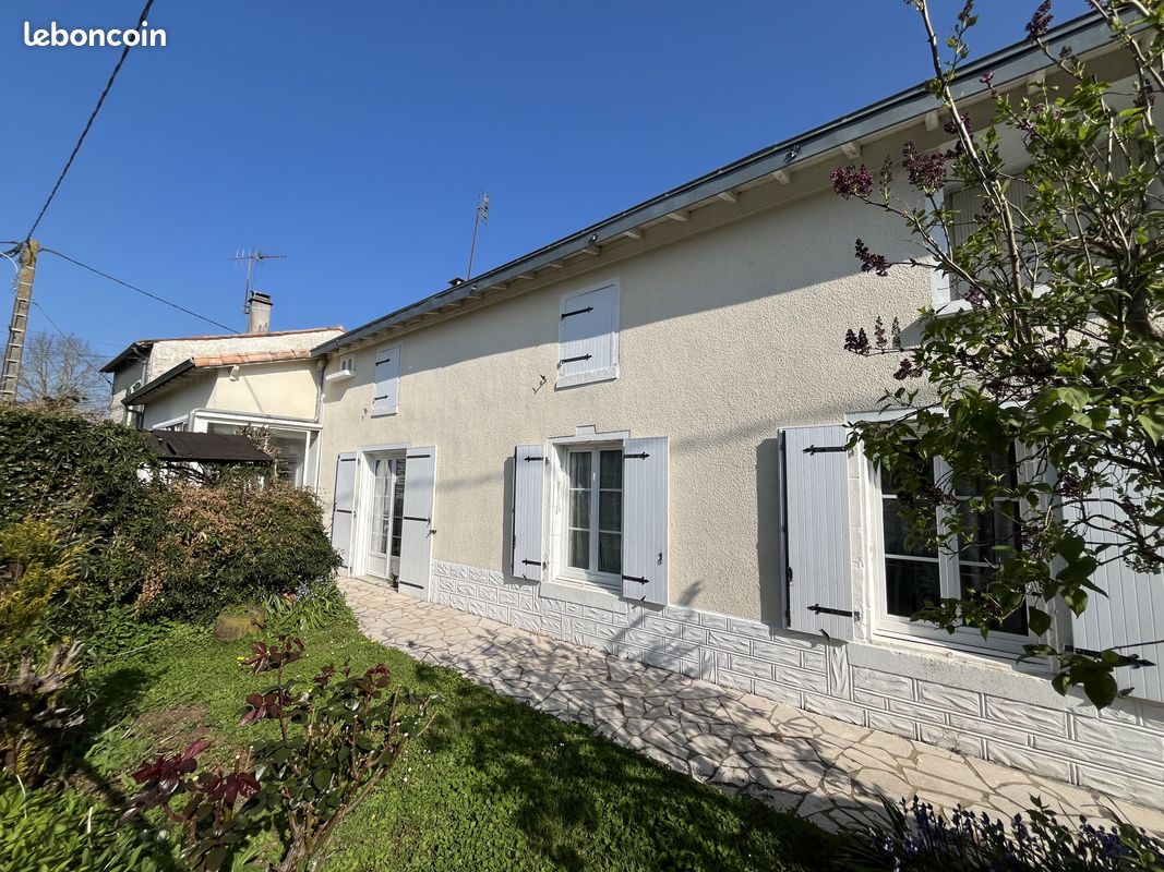 Maison 5 pièces 222 m² · à La Foye-Monjault · 222 m² · 147 000 €