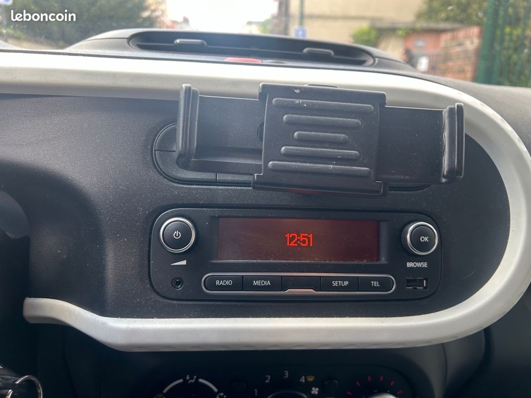 RENAULT TWINGO III Limited EDITION 1er main (image 18)