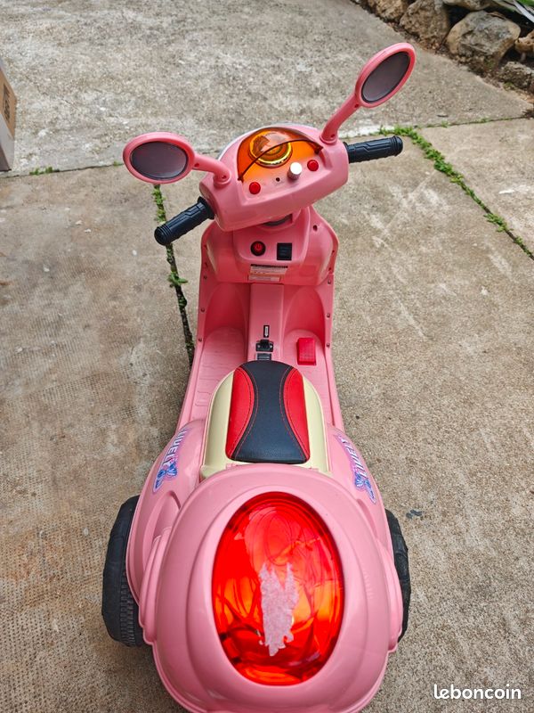Scooter électrique miniature pour peluche style Labubu • Petites Pirates