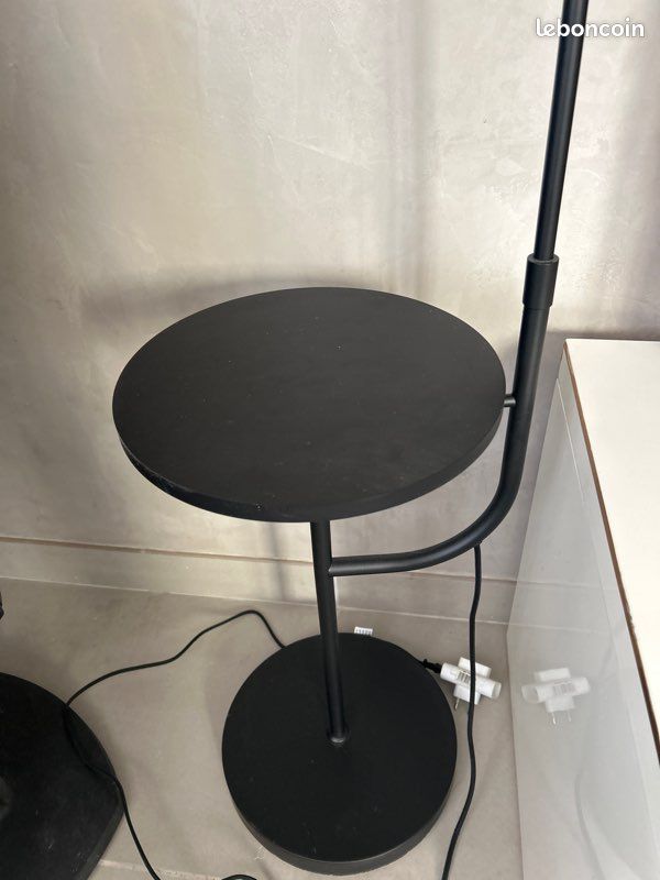 Lampadaire avec tablette (image 2)