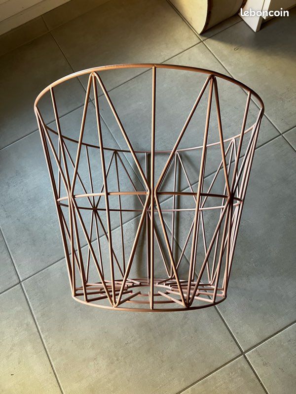 Panier en métal rose (image 1)