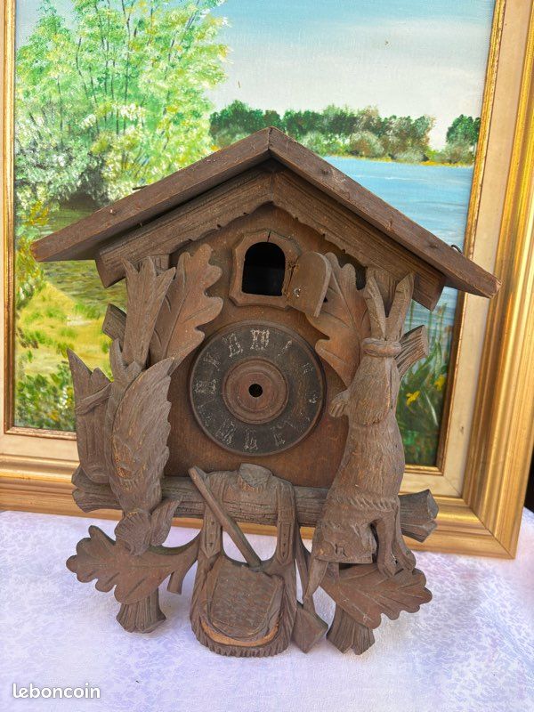 ✨ Ancien coucou en bois sculpté à la main – superbe pièce vintage à détourner ✨ Magnifique ancien coucou en bois entièrement sculpté à la main, une véritable pièce artisanale pleine de charme et d’au (image 1)