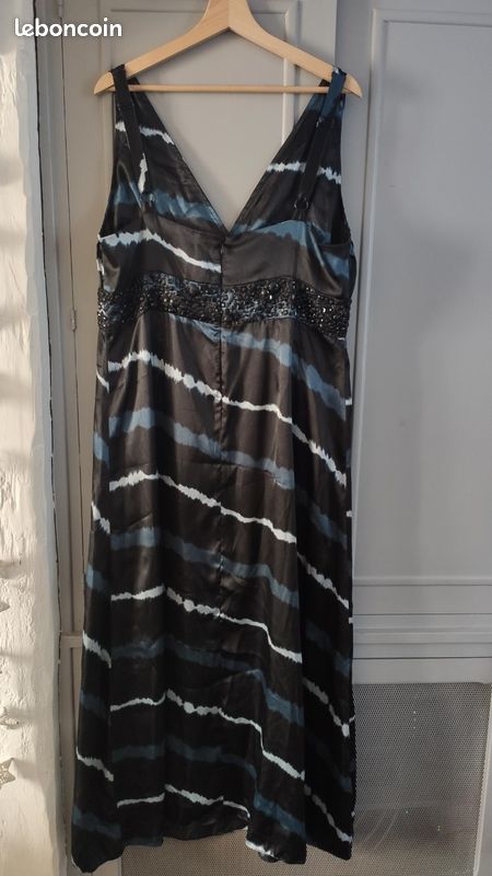 Belle robe satinée Nicholas millington taille 46/48 tons noirs bleu (image 1)