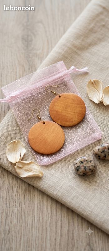 Boucle d'oreille en bois (image 1)