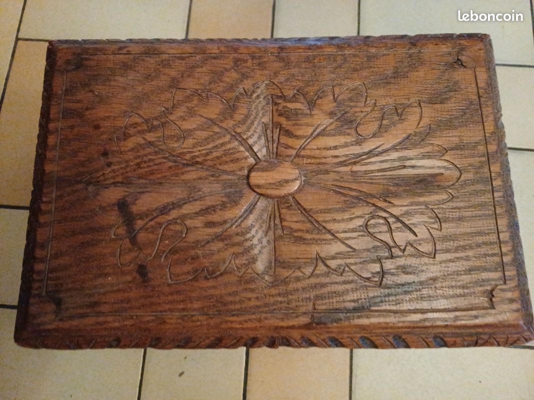 Repose pied ou petit banc ancien sculpté (image 2)
