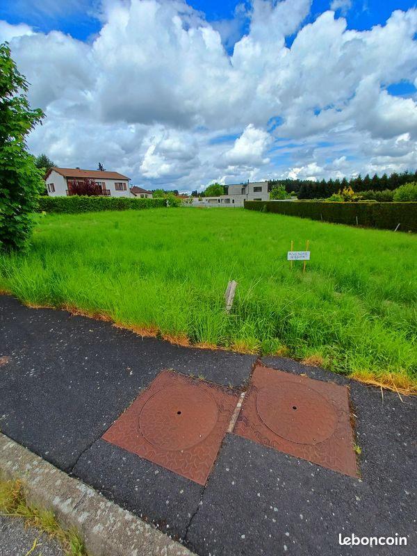Terrain 1675 m² · à Sainte-Sigolène · 1 675 m² · 129 000 €