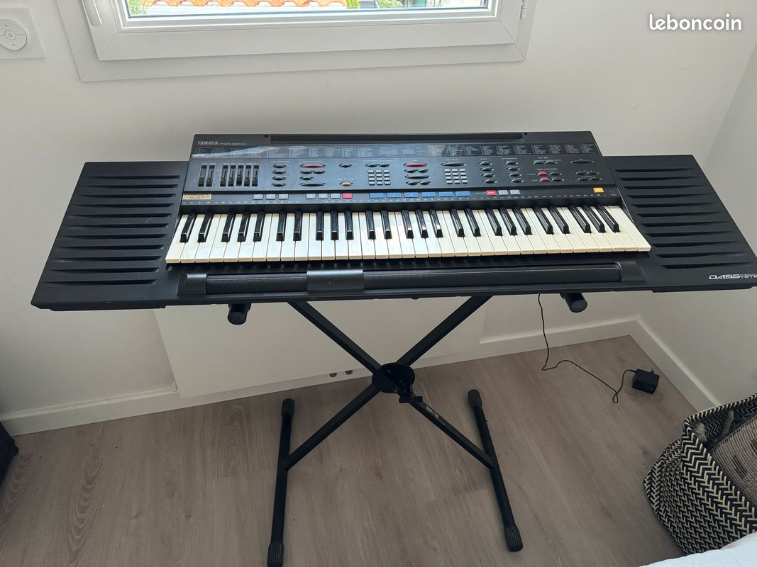 Synthétiseur Yamaha avec trépied (image 1)