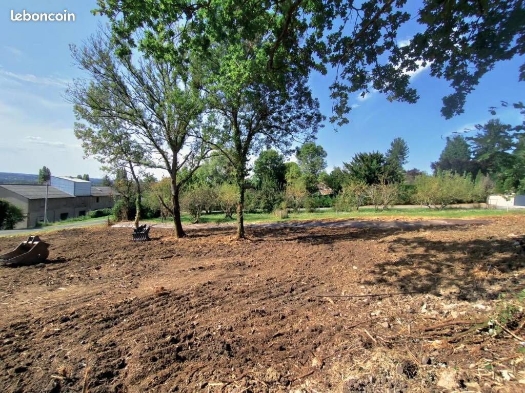 Terrain à bâtir de 1300 m² à ABREST (03) · 60 000 €