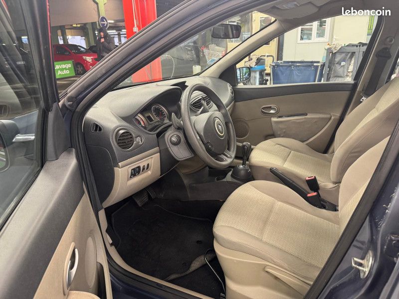 Renault CLIO III 1.5 DCI 85CH EXTRÊME CLAIRE QUICKSHIFT 5P ATOMATIQUE (image 9)