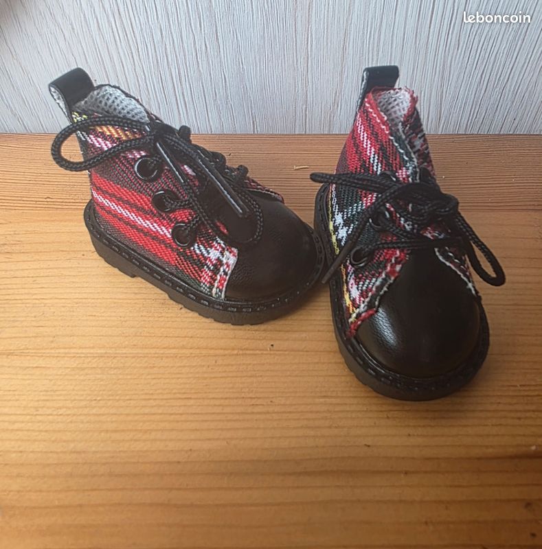 Chaussures bottes poupees Corolle, Paola reina ou autres ecossais rouge à lacets semelles crantées (image 1)