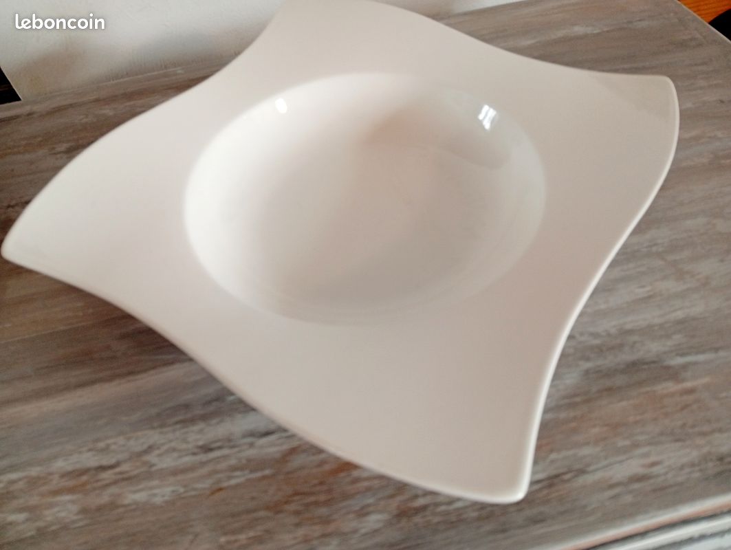 Villeroy & Boch Newwave Assiette 27 cm (10–2525–2619), élégante Premium Porcelaine dans ondulée, idéal pour 4 personnes, 4 x Assiette, blanc, 29,2 x 29,2 x 8,5 cm, 4 unités de