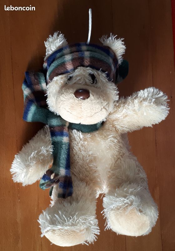 Adorable ours en peluche beige Nicky Toy avec couvre-tête et écharpe écossais cousus (image 1)