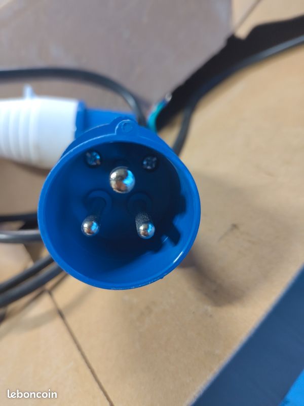 Prise CE mâle - 220 V - IP44
16 A - 2P+T (image 3)