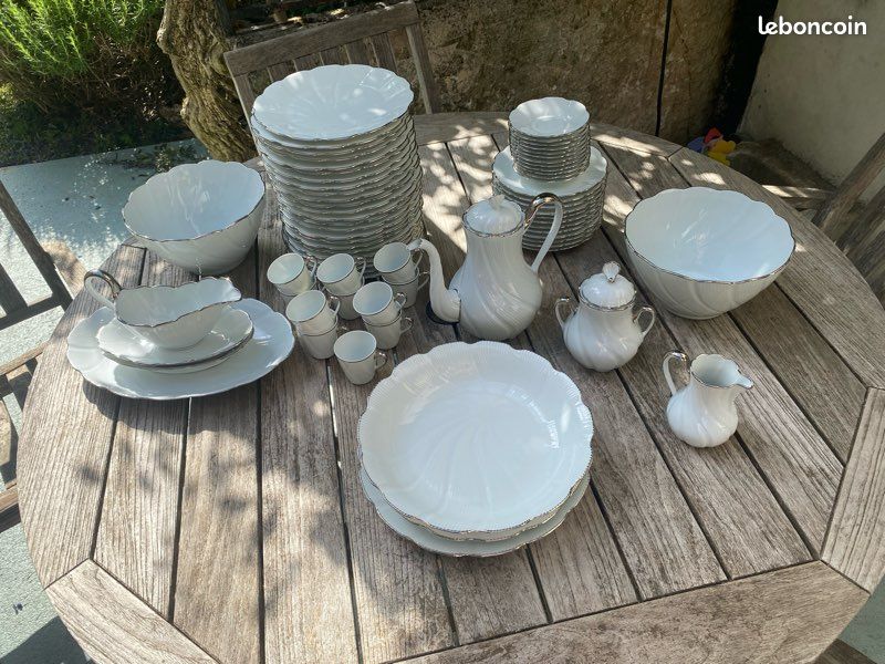 Service de table complet en porcelaine de Limoges L.E.C. R. Leclair – Modèle torsadé – 68 pièces – Blanc et filets argentés (image 1)