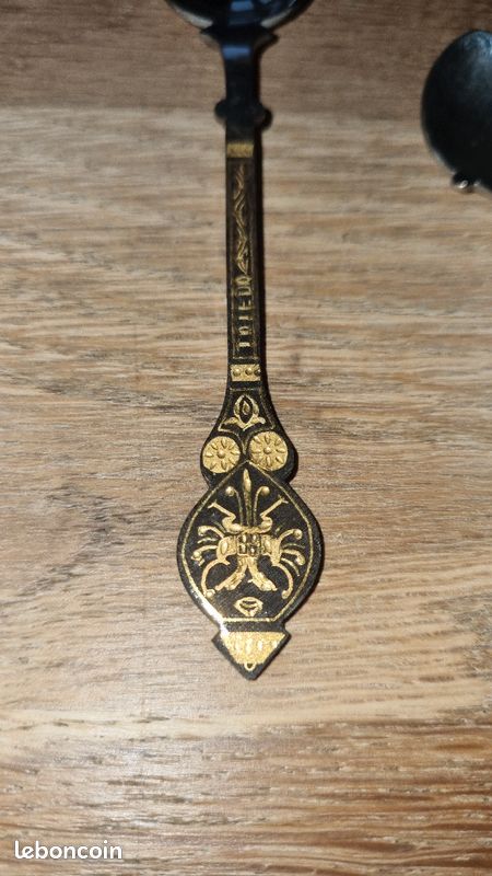 Lot de deux cuillères d'Espagne métal 24k et or (image 2)