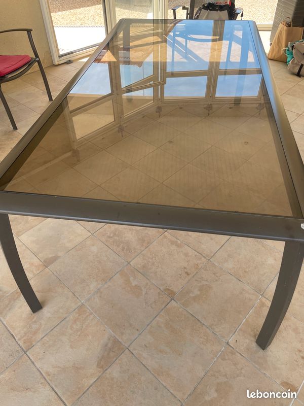 Table aluminium en verre fumé (image 1)