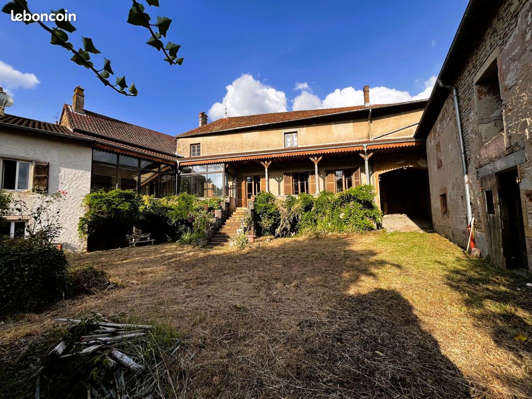 Maison 10 pièces 229 m² · à Igé · 229 m² · 237 000 €