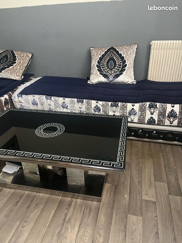 Canapé avec coussin et table en verre (image 1)