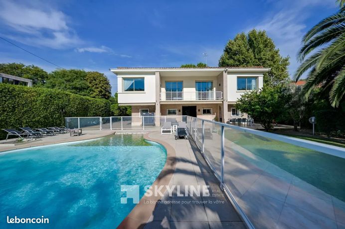 Villa 9 pièces 285 m² — 2